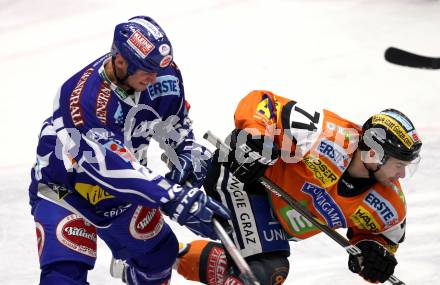 EBEL. Eishockey Bundesliga. EC Rekord Fenster VSV gegen Moser Medical Graz 99ers. Mike Craig,  (VSV), Harry Lange (Graz). Villach, am 1.11.2011.
Foto: Kuess 


---
pressefotos, pressefotografie, kuess, qs, qspictures, sport, bild, bilder, bilddatenbank