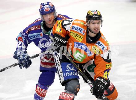 EBEL. Eishockey Bundesliga. EC Rekord Fenster VSV gegen Moser Medical Graz 99ers. Christof Martinz, (VSV), Harry Lange  (Graz). Villach, am 1.11.2011.
Foto: Kuess 


---
pressefotos, pressefotografie, kuess, qs, qspictures, sport, bild, bilder, bilddatenbank