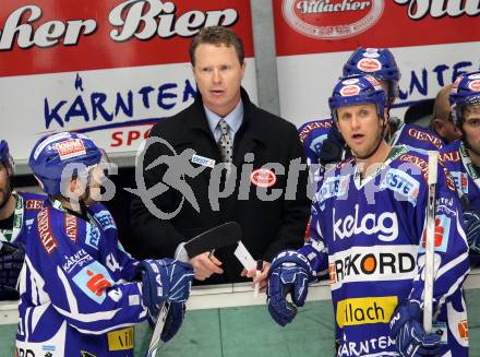 EBEL. Eishockey Bundesliga. EC Rekord Fenster VSV gegen EC Red Bull Salzburg. Roland Kaspitz, Trainer Mike Stewart, Mike Craig (VSV). Villach, am 28.10.2011.
Foto: Kuess 
---
pressefotos, pressefotografie, kuess, qs, qspictures, sport, bild, bilder, bilddatenbank