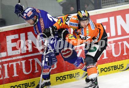 EBEL. Eishockey Bundesliga. EC Rekord Fenster VSV gegen Moser Medical Graz 99ers. Kevin Mitchell,  (VSV), Maximilian Wilfan (Graz). Villach, am 1.11.2011.
Foto: Kuess 


---
pressefotos, pressefotografie, kuess, qs, qspictures, sport, bild, bilder, bilddatenbank