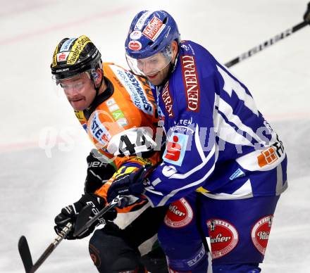 EBEL. Eishockey Bundesliga. EC Rekord Fenster VSV gegen Moser Medical Graz 99ers. Derek Damon,  (VSV), Oliver Latendresse (Graz). Villach, am 1.11.2011.
Foto: Kuess 


---
pressefotos, pressefotografie, kuess, qs, qspictures, sport, bild, bilder, bilddatenbank