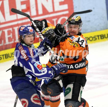 EBEL. Eishockey Bundesliga. EC Rekord Fenster VSV gegen Moser Medical Graz 99ers. Andreas Wiedergut,  (VSV), Oliver Latendresse (Graz). Villach, am 1.11.2011.
Foto: Kuess 


---
pressefotos, pressefotografie, kuess, qs, qspictures, sport, bild, bilder, bilddatenbank