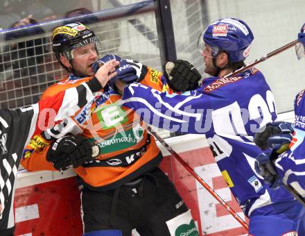 EBEL. Eishockey Bundesliga. EC Rekord Fenster VSV gegen Moser Medical Graz 99ers.  Greg Kuznik, (VSV), Zdenek Blatny (Graz). Villach, am 1.11.2011.
Foto: Kuess 


---
pressefotos, pressefotografie, kuess, qs, qspictures, sport, bild, bilder, bilddatenbank