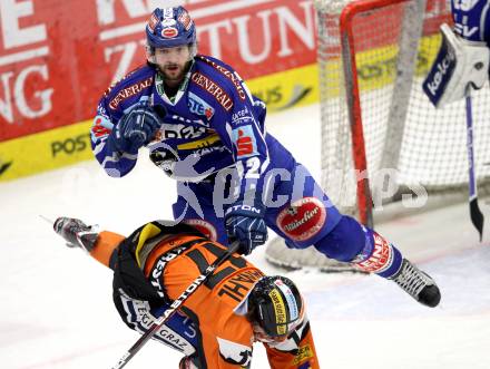 EBEL. Eishockey Bundesliga. EC Rekord Fenster VSV gegen Moser Medical Graz 99ers. Craig Weller, (VSV), Manuel Ganahl  (Graz). Villach, am 1.11.2011.
Foto: Kuess 


---
pressefotos, pressefotografie, kuess, qs, qspictures, sport, bild, bilder, bilddatenbank