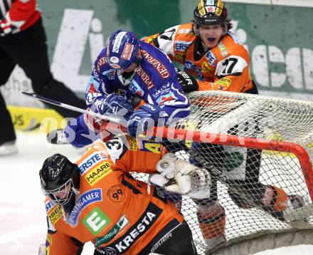 EBEL. Eishockey Bundesliga. EC Rekord Fenster VSV gegen Moser Medical Graz 99ers. Mike Craig, (VSV), Fabian Weinhandl, Manuel Ganahl  (Graz). Villach, am 1.11.2011.
Foto: Kuess 


---
pressefotos, pressefotografie, kuess, qs, qspictures, sport, bild, bilder, bilddatenbank