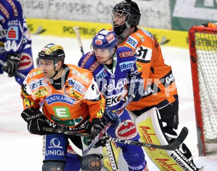 EBEL. Eishockey Bundesliga. EC Rekord Fenster VSV gegen Moser Medical Graz 99ers. Benjamin Petrik, (VSV), Rodney Coleman Jarrett, Fabian Weinhandl  (Graz). Villach, am 1.11.2011.
Foto: Kuess 


---
pressefotos, pressefotografie, kuess, qs, qspictures, sport, bild, bilder, bilddatenbank