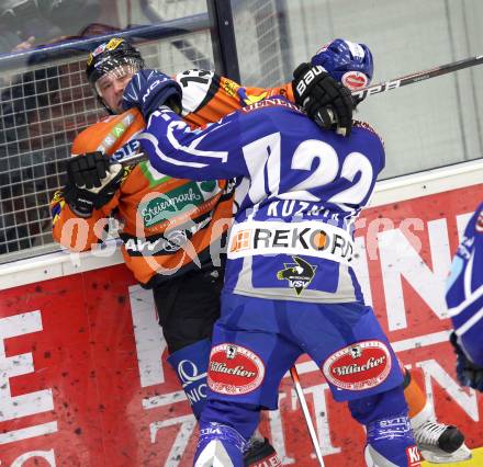 EBEL. Eishockey Bundesliga. EC Rekord Fenster VSV gegen Moser Medical Graz 99ers.  Greg Kuznik, (VSV), Zdenek Blatny (Graz). Villach, am 1.11.2011.
Foto: Kuess 


---
pressefotos, pressefotografie, kuess, qs, qspictures, sport, bild, bilder, bilddatenbank