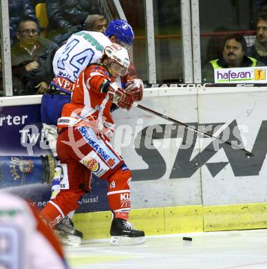 EBEL. Eishockey Bundesliga. KAC gegen KHL Medvescak Zagreb. GEIER Stefan (KAC), WAUGH Geoff (Zagreb). Klagenfurt, am 1.11.2011.
Foto: Kuess

---
pressefotos, pressefotografie, kuess, qs, qspictures, sport, bild, bilder, bilddatenbank