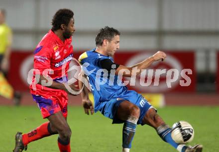 Fussball. Regionalliga. VSV gegen SAK. Darko Djukic,  (VSV), Makanda Christian Mpaka (SAK). Villach, 5.11.2011.
Foto: Kuess
---
pressefotos, pressefotografie, kuess, qs, qspictures, sport, bild, bilder, bilddatenbank