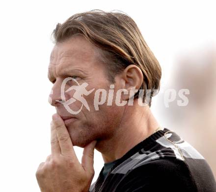 Fussball Kaerntner Liga. Eberndorf gegen Ruden. Trainer Franz Polanz (Ruden). Eberndorf, am 6.11.2011.
Foto: Kuess
---
pressefotos, pressefotografie, kuess, qs, qspictures, sport, bild, bilder, bilddatenbank