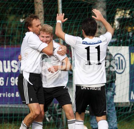 Fussball Kaerntner Liga. Eberndorf gegen Ruden.  Torjubel Spielertrainer Samo Vidovic, Dejan Verdel (Eberndorf). Eberndorf, am 6.11.2011.
Foto: Kuess
---
pressefotos, pressefotografie, kuess, qs, qspictures, sport, bild, bilder, bilddatenbank