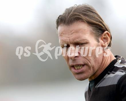 Fussball Kaerntner Liga. Eberndorf gegen Ruden. Trainer Franz Polanz (Ruden). Eberndorf, am 6.11.2011.
Foto: Kuess
---
pressefotos, pressefotografie, kuess, qs, qspictures, sport, bild, bilder, bilddatenbank