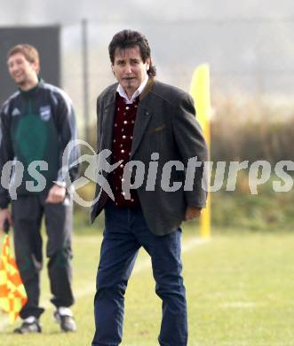 Fussball Kaerntner Liga. Eberndorf gegen Ruden. Obmann Siegfried Lesjak (Eberndorf). Eberndorf, am 6.11.2011.
Foto: Kuess
---
pressefotos, pressefotografie, kuess, qs, qspictures, sport, bild, bilder, bilddatenbank