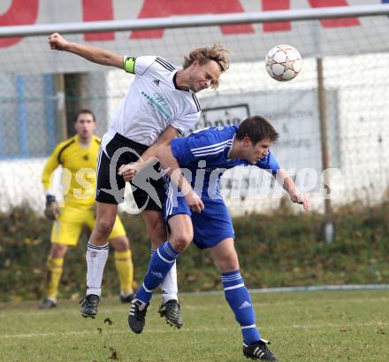 Fussball Kaerntner Liga. Eberndorf gegen Ruden. Horst Kummer, (Eberndorf),  Rozeniicnik Korosec Rok (Ruden). Eberndorf, am 6.11.2011.
Foto: Kuess
---
pressefotos, pressefotografie, kuess, qs, qspictures, sport, bild, bilder, bilddatenbank