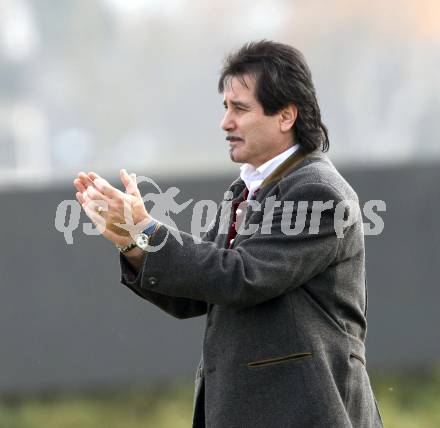 Fussball Kaerntner Liga. Eberndorf gegen Ruden. Obmann Siegfried Lesjak (Eberndorf). Eberndorf, am 6.11.2011.
Foto: Kuess
---
pressefotos, pressefotografie, kuess, qs, qspictures, sport, bild, bilder, bilddatenbank