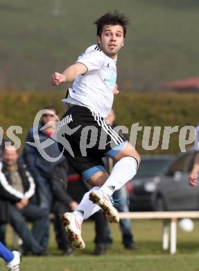 Fussball Kaerntner Liga. Eberndorf gegen Ruden. Admir Adilovic (Eberndorf). Eberndorf, am 6.11.2011.
Foto: Kuess
---
pressefotos, pressefotografie, kuess, qs, qspictures, sport, bild, bilder, bilddatenbank