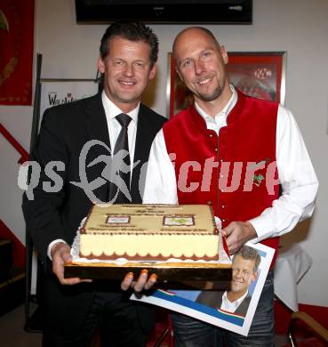 Eishockey. 20 Jahr Feier KAC Fanclub Red White Dragons. Buergermeister Christian Scheider, Obmann Karl-Heinz Rieger. Klagenfurt, am 5.11.2011.
Foto: Kuess
---
pressefotos, pressefotografie, kuess, qs, qspictures, sport, bild, bilder, bilddatenbank