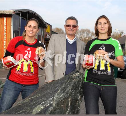 Handball. Katrin Schwaiger, Gabi Rotis-Nagy, Walter Jarz. Klagenfurt, 8.11.2011.
Foto: Kuess 
---
pressefotos, pressefotografie, kuess, qs, qspictures, sport, bild, bilder, bilddatenbank