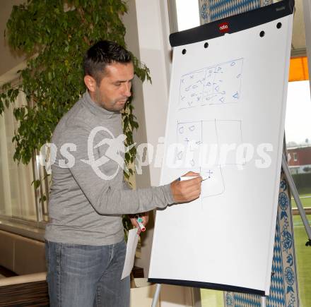 Fussball. BOEFL. Bund oesterreichischer Fussballlehrer. Fortbildungslehrgang. Trainer Nenad Bjelica (WAC/St. Andrae). Wolfsberg, am 24.10.2011.
Foto: Kuess
---
pressefotos, pressefotografie, kuess, qs, qspictures, sport, bild, bilder, bilddatenbank