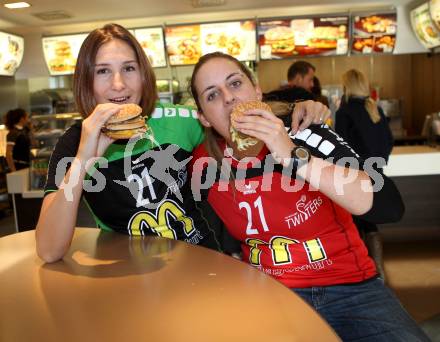 Handball. Katrin Schwaiger, Gabi Rotis-Nagy. Klagenfurt, 8.11.2011.
Foto: Kuess 
---
pressefotos, pressefotografie, kuess, qs, qspictures, sport, bild, bilder, bilddatenbank