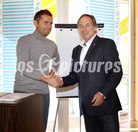 Fussball. BOEFL. Bund oesterreichischer Fussballlehrer. Fortbildungslehrgang. Trainer Nenad Bjelica (WAC/St. Andrae), Willi Temper. Wolfsberg, am 24.10.2011.
Foto: Kuess
---
pressefotos, pressefotografie, kuess, qs, qspictures, sport, bild, bilder, bilddatenbank