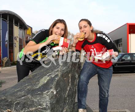 Handball. Katrin Schwaiger, Gabi Rotis-Nagy. Klagenfurt, 8.11.2011.
Foto: Kuess 
---
pressefotos, pressefotografie, kuess, qs, qspictures, sport, bild, bilder, bilddatenbank