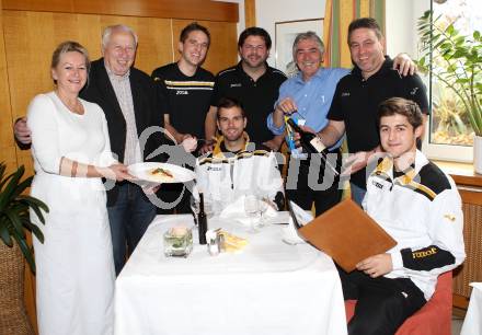 Fussball. Kaerntner Liga. SV St. Veit. Gabi (Chefin Da Luigi), Ernst Taumberger (Obmann), Michael Rebernig, Manuel Rieser, Trainer Martin Kaiser, Luigi (Chef Da Luigi), Arno Tamegger (Sektionsleiter), Christian Groinig. Klagenfurt, am 5.11.2011.
Foto: Kuess
---
pressefotos, pressefotografie, kuess, qs, qspictures, sport, bild, bilder, bilddatenbank