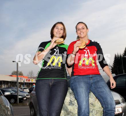 Handball. Katrin Schwaiger, Gabi Rotis-Nagy. Klagenfurt, 8.11.2011.
Foto: Kuess 
---
pressefotos, pressefotografie, kuess, qs, qspictures, sport, bild, bilder, bilddatenbank