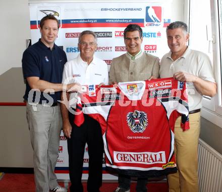 EBEL. Eishockey Bundesliga. Christian Hartl (Generalsekretaer Oesterr. Eishockeyverband), Dieter Kalt (Praesident Oesterr. Eishockeyverband), Many Viveiros Nationalteamtrainer), Giuseppe Mion (Verbandskapitaen) . Klagenfurt, am 14.9.2011.
Foto: Kuess
---
pressefotos, pressefotografie, kuess, qs, qspictures, sport, bild, bilder, bilddatenbank