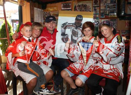 Eishockey. KAC. Adam David, Pauli Mocher, Jiri David, David Maier, Marek David. (Am Bild von Thomas Mikl - Jaromir Jagr).
Foto: Kuess
---
pressefotos, pressefotografie, kuess, qs, qspictures, sport, bild, bilder, bilddatenbank