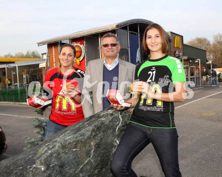 Handball. Katrin Schwaiger, Gabi Rotis-Nagy, Walter Jarz. Klagenfurt, 8.11.2011.
Foto: Kuess 
---
pressefotos, pressefotografie, kuess, qs, qspictures, sport, bild, bilder, bilddatenbank