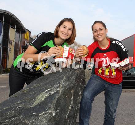 Handball. Katrin Schwaiger, Gabi Rotis-Nagy. Klagenfurt, 8.11.2011.
Foto: Kuess 
---
pressefotos, pressefotografie, kuess, qs, qspictures, sport, bild, bilder, bilddatenbank