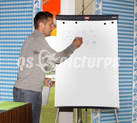 Fussball. BOEFL. Bund oesterreichischer Fussballlehrer. Fortbildungslehrgang. Trainer Nenad Bjelica (WAC/St. Andrae). Wolfsberg, am 24.10.2011.
Foto: Kuess
---
pressefotos, pressefotografie, kuess, qs, qspictures, sport, bild, bilder, bilddatenbank