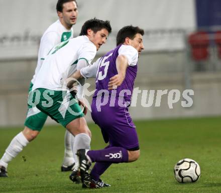 Fussball. Regionalliga. SG Austria Klagenfurt gegen DSV Leoben. Sablatnig Christian (Austria Klagenfurt), Micelli Marco (Leoben). Klagenfurt, 11.11.2011. 
Foto: Kuess

---
pressefotos, pressefotografie, kuess, qs, qspictures, sport, bild, bilder, bilddatenbank