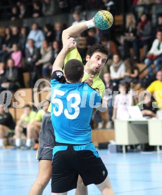 Handball Bundesliga. HC Kelag Kaernten gegen UHC Erste Bank Hollabrunn. Josip Pecina (HCK 59), Andreas Czech (Hollabrunn). Viktring, am 12.11.2011.
Foto: Kuess
---
pressefotos, pressefotografie, kuess, qs, qspictures, sport, bild, bilder, bilddatenbank