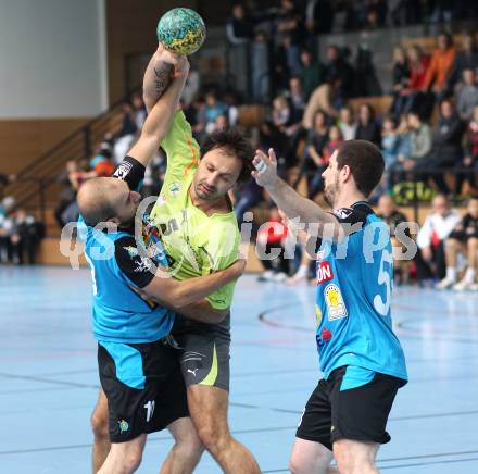 Handball Bundesliga. HC Kelag Kaernten gegen UHC Erste Bank Hollabrunn. Branko Bedekovic (HCK 59), Michael Schoerg, Andreas Czech (Hollabrunn). Viktring, am 12.11.2011.
Foto: Kuess
---
pressefotos, pressefotografie, kuess, qs, qspictures, sport, bild, bilder, bilddatenbank