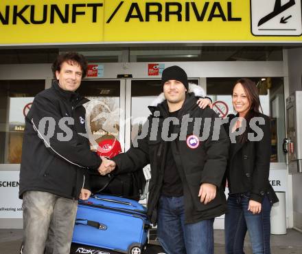 EBEL. Eishockey Bundesliga. Klaus Resei, Joey Tenute (Neuzugang KAC) mit Freundin Michelle. Klagenfurt, am 12.11.2011.
Foto: Kuess
---
pressefotos, pressefotografie, kuess, qs, qspictures, sport, bild, bilder, bilddatenbank