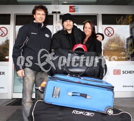 EBEL. Eishockey Bundesliga. Klaus Resei, Joey Tenute (Neuzugang KAC) mit Freundin Michelle. Klagenfurt, am 12.11.2011.
Foto: Kuess
---
pressefotos, pressefotografie, kuess, qs, qspictures, sport, bild, bilder, bilddatenbank