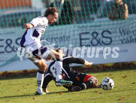 Fussball Regionalliga. SAK gegen Gleinstaetten. Marjan Kropiunik (SAK), Juergen Trummer (Gleinstaetten). Klagenfurt, am 12.11.2011.
Foto: Kuess
---
pressefotos, pressefotografie, kuess, qs, qspictures, sport, bild, bilder, bilddatenbank