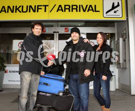 EBEL. Eishockey Bundesliga. Klaus Resei, Joey Tenute (Neuzugang KAC) mit Freundin Michelle. Klagenfurt, am 12.11.2011.
Foto: Kuess
---
pressefotos, pressefotografie, kuess, qs, qspictures, sport, bild, bilder, bilddatenbank