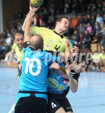 Handball Bundesliga. HC Kelag Kaernten gegen UHC Erste Bank Hollabrunn. Patrick Jochum (HCK 59), Michael Schoerg, Clemens Spenling (Hollabrunn). Viktring, am 12.11.2011.
Foto: Kuess
---
pressefotos, pressefotografie, kuess, qs, qspictures, sport, bild, bilder, bilddatenbank