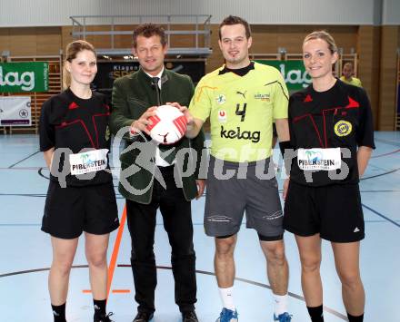 Eroeffnung Sporthalle Viktring. Handball Bundesliga. HC Kelag Kaernten gegen UHC Erste Bank Hollabrunn. Christian Scheider; Patrick Jochum; Schiedsrichterinnen. Viktring, am 12.11.2011.
Foto: Kuess
---
pressefotos, pressefotografie, kuess, qs, qspictures, sport, bild, bilder, bilddatenbank