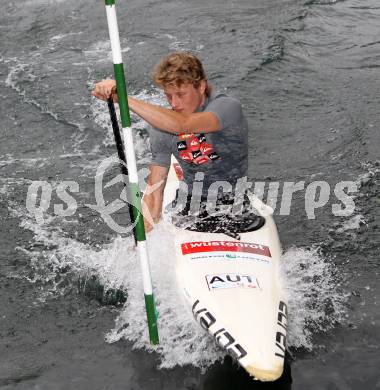 Kajak. Maximilian Roemer. KLagenfurt, am 18.6.2011.
Foto: Kuess
---
pressefotos, pressefotografie, kuess, qs, qspictures, sport, bild, bilder, bilddatenbank