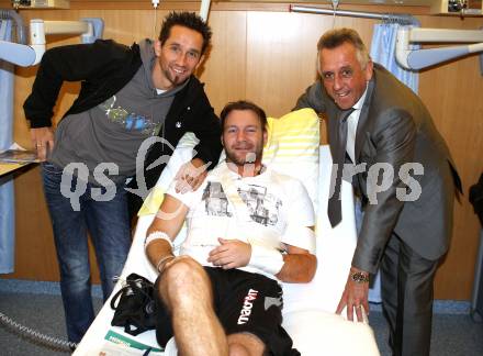 Fussball Regionalliga. Matthias Dollinger sen., Matthias Dollinger besuchen Alexander Schenk (SK Austria Klagenfurt), nach ueberstandener Schulteroperation im Unfallkrankenhaus Klagenfurt. Klagenfurt, am 13.11.2011.
Foto: Kuess
---
pressefotos, pressefotografie, kuess, qs, qspictures, sport, bild, bilder, bilddatenbank