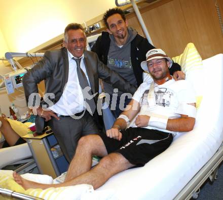 Fussball Regionalliga. Matthias Dollinger sen., Matthias Dollinger besuchen Alexander Schenk (SK Austria Klagenfurt), nach ueberstandener Schulteroperation im Unfallkrankenhaus Klagenfurt. Klagenfurt, am 13.11.2011.
Foto: Kuess
---
pressefotos, pressefotografie, kuess, qs, qspictures, sport, bild, bilder, bilddatenbank