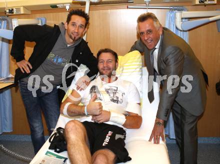 Fussball Regionalliga. Matthias Dollinger sen., Matthias Dollinger besuchen Alexander Schenk (SK Austria Klagenfurt), nach ueberstandener Schulteroperation im Unfallkrankenhaus Klagenfurt. Klagenfurt, am 13.11.2011.
Foto: Kuess
---
pressefotos, pressefotografie, kuess, qs, qspictures, sport, bild, bilder, bilddatenbank