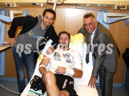 Fussball Regionalliga. Matthias Dollinger sen., Matthias Dollinger besuchen Alexander Schenk (SK Austria Klagenfurt), nach ueberstandener Schulteroperation im Unfallkrankenhaus Klagenfurt. Klagenfurt, am 13.11.2011.
Foto: Kuess
---
pressefotos, pressefotografie, kuess, qs, qspictures, sport, bild, bilder, bilddatenbank