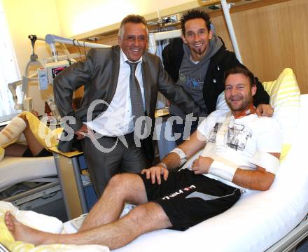 Fussball Regionalliga. Matthias Dollinger sen., Matthias Dollinger besuchen Alexander Schenk (SK Austria Klagenfurt), nach ueberstandener Schulteroperation im Unfallkrankenhaus Klagenfurt. Klagenfurt, am 13.11.2011.
Foto: Kuess
---
pressefotos, pressefotografie, kuess, qs, qspictures, sport, bild, bilder, bilddatenbank