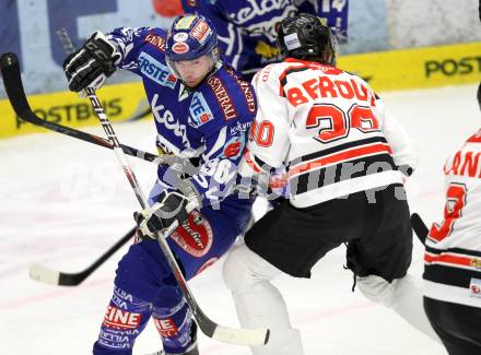 EBEL. Eishockey Bundesliga. EC Rekord Fenster VSV gegen HC Orli Znojmo.  Marco Pewal,  (VSV), Jiri Beroun (Znojmo). Villach, am 16.11.2011.
Foto: Kuess 


---
pressefotos, pressefotografie, kuess, qs, qspictures, sport, bild, bilder, bilddatenbank