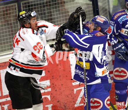 EBEL. Eishockey Bundesliga. EC Rekord Fenster VSV gegen HC Orli Znojmo.  Markus Peintner,  (VSV), Richard Jarusek (Znojmo). Villach, am 16.11.2011.
Foto: Kuess 


---
pressefotos, pressefotografie, kuess, qs, qspictures, sport, bild, bilder, bilddatenbank